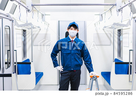 電車の整備をする男性技術スタッフ 電車の整備をする男性技術スタッフ 84595286