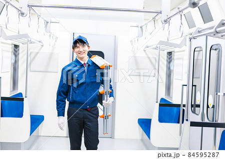 電車の整備をする男性技術スタッフ 電車の整備をする男性技術スタッフ 84595287