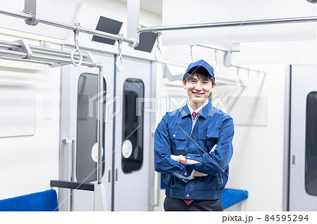 電車の整備をする男性技術スタッフ 84595294