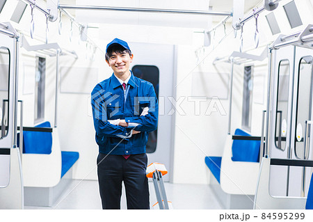 電車の整備をする男性技術スタッフ 電車の整備をする男性技術スタッフ 84595299