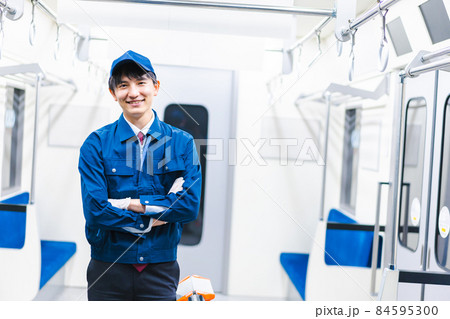 電車の整備をする男性技術スタッフ 84595300