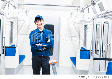 電車の整備をする男性技術スタッフ 84595301