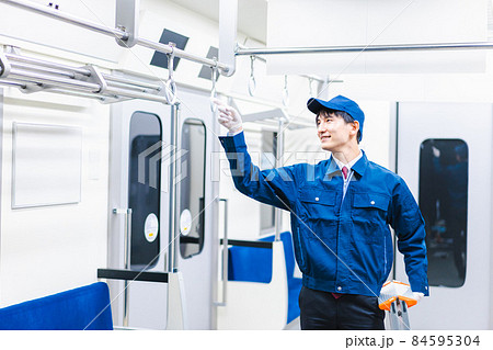 電車の整備をする男性技術スタッフ 電車の整備をする男性技術スタッフ 84595304