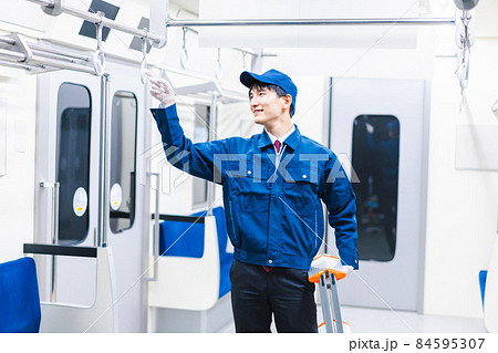 電車の整備をする男性技術スタッフ 84595307