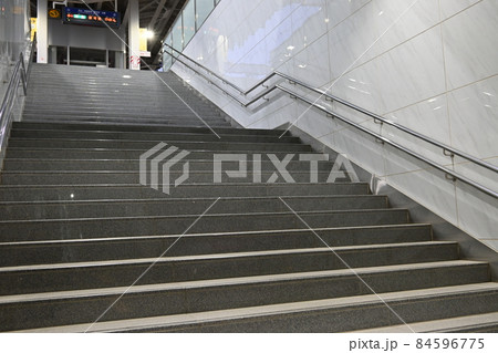 駅構内連絡通路とコンクリート製の階段 84596775