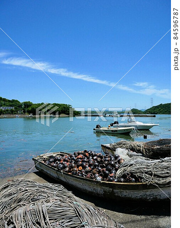 維和島の蔵々漁港　蛸壺を積んだ船　（熊本県上天草市） 84596787
