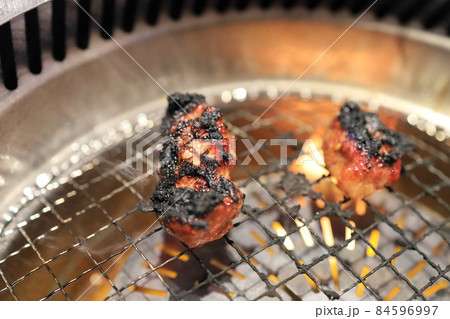 焼きすぎて黒焦げになった焼肉 焼きすぎて黒焦げになった焼肉 84596997