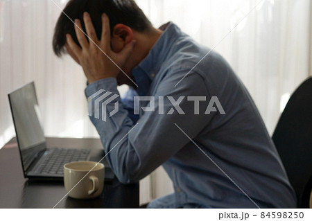 頭を抱える男性 頭を抱える男性 84598250