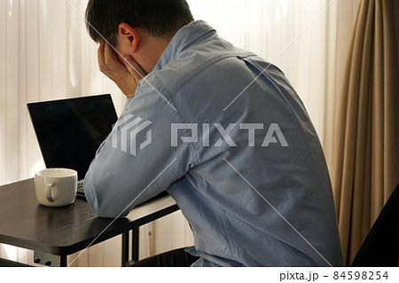 頭を抱える男性 84598254