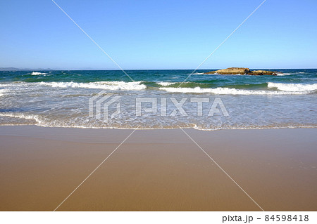 オーストラリア大陸で一番早い日の出を見ることができる大陸最東端の岬、バイロンベイの美しいビーチ オーストラリア大陸で一番早い日の出を見ることができる大陸最東端の岬、バイロンベイの美しいビーチ 84598418