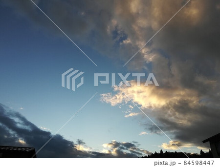 新潟の幻想的な空模様 84598447