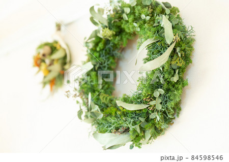 ユーカリとヒムロスギのグリーンナチュラルリースとスワッグ 84598546