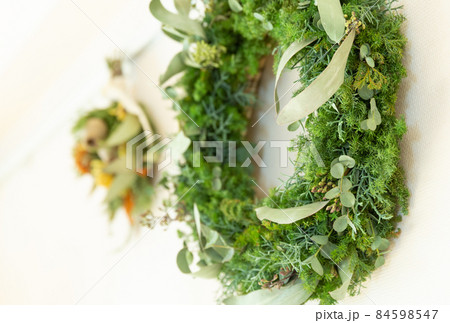 ユーカリとヒムロスギのグリーンナチュラルリースとスワッグ 84598547