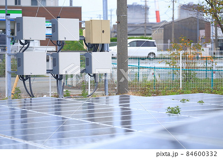 コンビニ前の太陽光パネルの設備 84600332