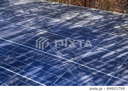 強化ガラスが割れ、ひびが入った太陽光パネル 84601799