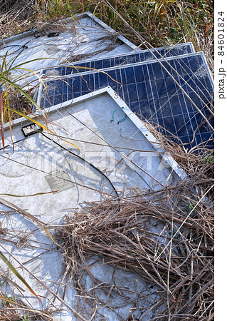 草に覆われた太陽光パネル 草に覆われた太陽光パネル 84601824