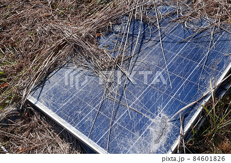 草に覆われた割れた太陽光パネル 草に覆われた割れた太陽光パネル 84601826