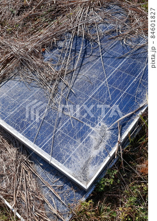 草に覆われ割れた太陽光パネル 草に覆われ割れた太陽光パネル 84601827