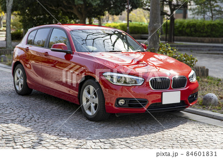 新緑に囲まれた公園で撮影した赤い車 84601831