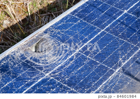 強化ガラスが割れ、ひびが入った太陽光パネル 84601984