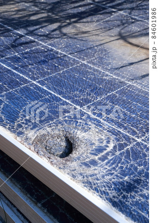 クモの巣状に割れた太陽光パネル クモの巣状に割れた太陽光パネル 84601986
