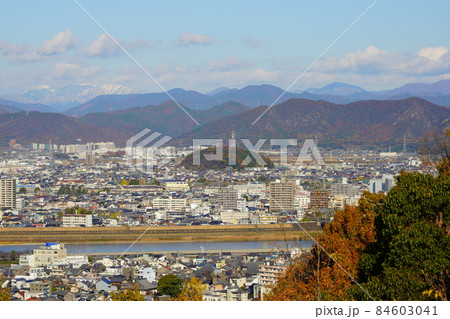 初冬の金華山ドライブウエィ展望台から見た能郷白山と岐阜市街 84603041