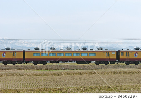 北陸本線 美川ー加賀笠間 JR東日本 14系 ナノ座 ⑤ オロ14-804 海側 北陸本線 美川ー加賀笠間 JR東日本 14系 ナノ座 ⑤ オロ14-804 海側 84603297