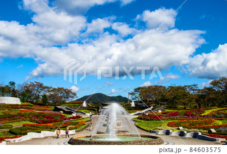国営みちのく杜の湖畔公園 彩の広場から噴水の彼方に望む蔵王連峰 国営みちのく杜の湖畔公園 彩の広場から噴水の彼方に望む蔵王連峰 84603575