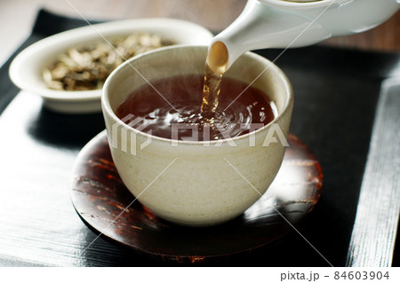 急須から注がれる、ほうじ茶 84603904