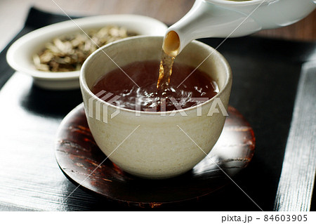 急須から注がれる、ほうじ茶 84603905