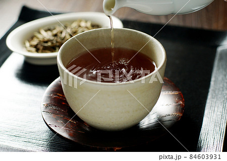 急須から注がれる、ほうじ茶 84603931