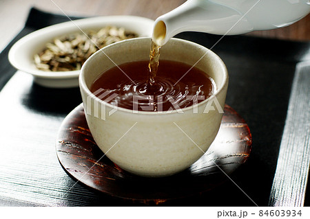 急須から注がれる、ほうじ茶 84603934