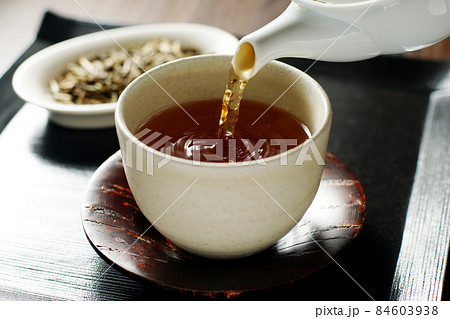 急須から注がれる、ほうじ茶 84603938