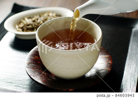 急須から注がれる、ほうじ茶 84603943