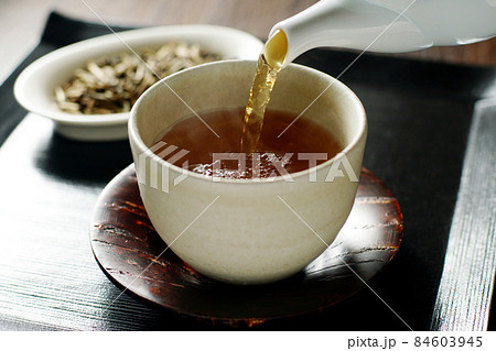 急須から注がれる、ほうじ茶 84603945