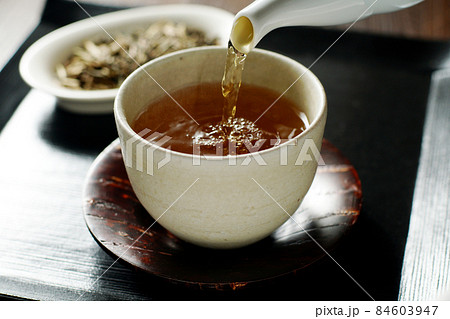 急須から注がれる、ほうじ茶 84603947