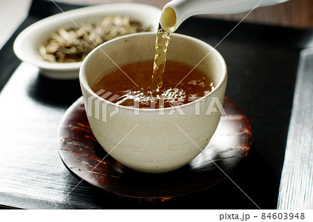 急須から注がれる、ほうじ茶 84603948