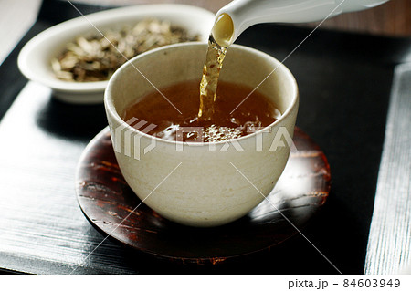 急須から注がれる、ほうじ茶 急須から注がれる、ほうじ茶 84603949