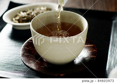 急須から注がれる、ほうじ茶 84603973