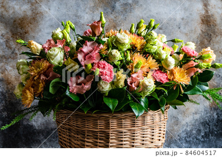 Floral autumnal composition with seasonal flowers Floral autumnal composition with seasonal flowers 84604517