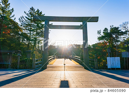 伊勢神宮　内宮　宇治橋鳥居から昇る朝日 84605090