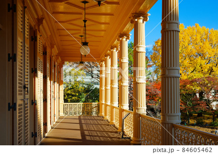 旧岩崎邸　テラスと紅葉 84605462