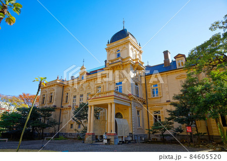 旧岩崎邸と青空　紅葉 84605520