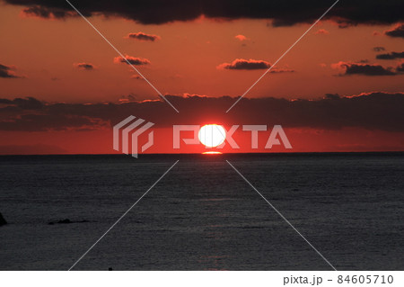 高知県咸陽島から見ただるま夕日 高知県咸陽島から見ただるま夕日 84605710