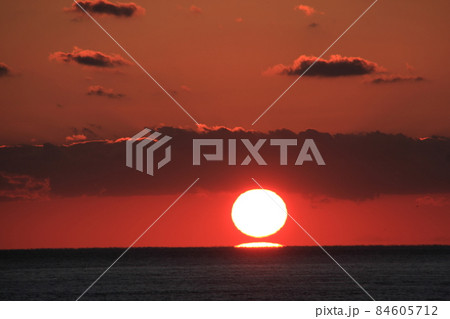 高知県咸陽島から見ただるま夕日 84605712