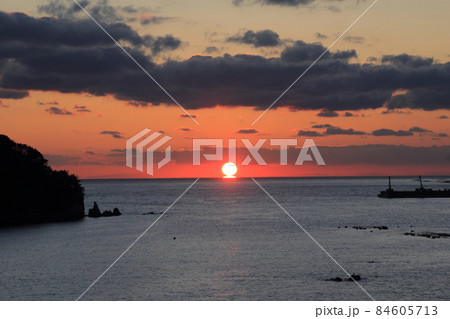 高知県咸陽島から見ただるま夕日 84605713