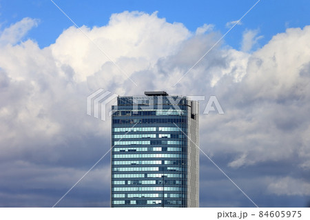 オフィスビルと青空 オフィスビルと青空 84605975