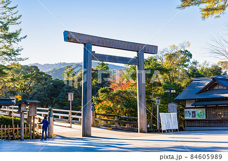 伊勢神宮　内宮　朝日に照らされる宇治橋鳥居 84605989