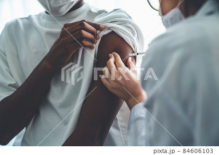 Young man visits skillful doctor at hospital for vaccination 84606103