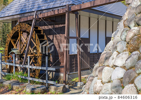 小平の里　親水公園　水車小屋　紅葉の季節　秋の風景 84606316